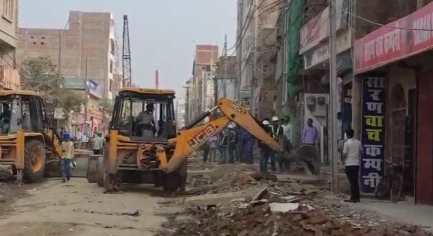 अवैध दुकानों पर कार्रवाई: गांधी चौक–नगर निगम चौक मार्ग पूरी तरह खाली