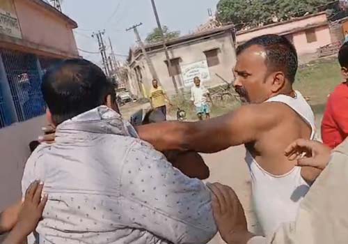 दानापुर के सरकारी स्कूल में इंचार्ज हेडमास्टर व शिक्षक से मारपीट, वीडियो वायरल