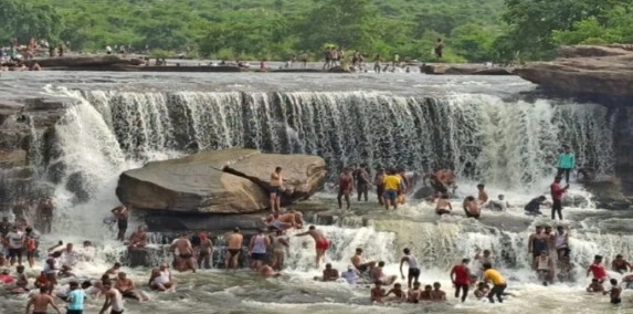 राजधानी में वाटर स्पोर्ट्स और डबल डेकर बस का आनंद
