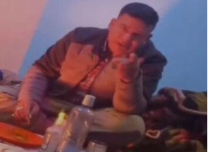 शंकरपुर थाना में जमादार के घूस और शराब विवाद का वीडियो वायरलशंकरपुर थाना में जमादार के घूस और शराब विवाद का वीडियो वायरल