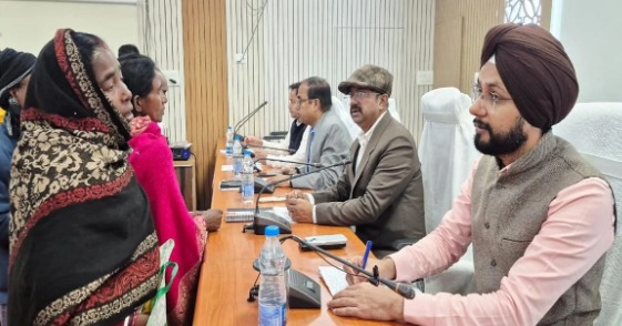 बेतिया में DM तरनजोत सिंह ने जनता दरबार में सुनीं 35 शिकायतें, कई मामले वहीं निपटे