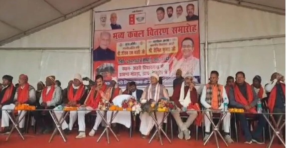 अतरी में महादलितों को कंबल वितरण, विकास और सुविधाओं का वादा