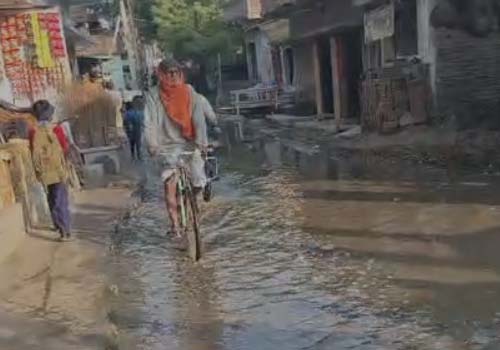 शाहपुर ब्लॉक में सालों से सड़क पर जलजमाव, सड़क बनी तालाब