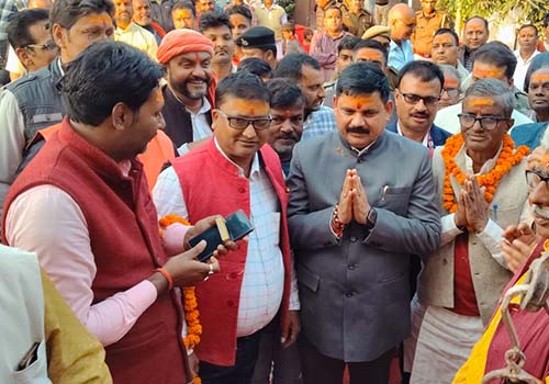 एनडीए विजय के बाद बगहा में उत्सव का माहौल, केंद्रीय मंत्री सतीश दुबे का भव्य स्वागत