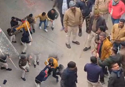 डुमरा कलेक्ट्रेट परिसर में हंगामा, DM-SP पर गाली-गलौज करने का मामला